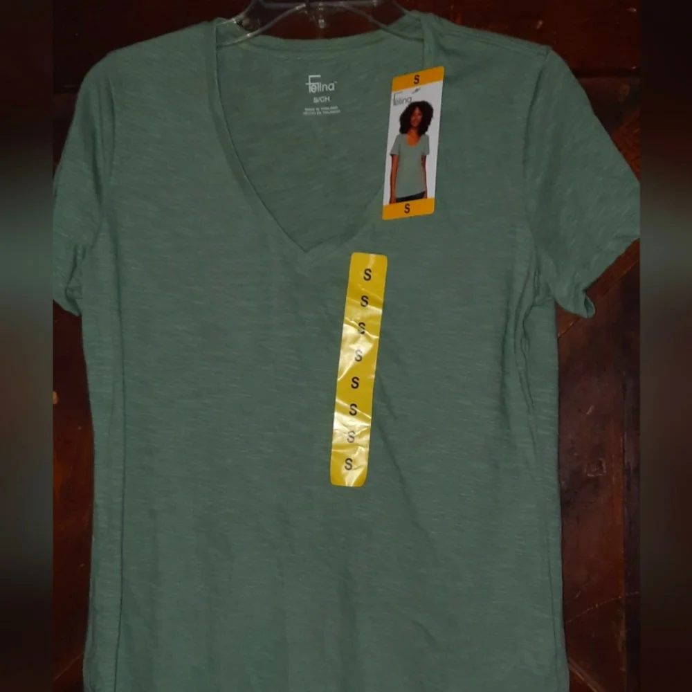 🍀3/15 🆕️ Woman's Light Green Tee-shirt - Picture 2 of 8